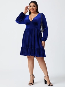 Elegant plus size royal blue velvet V-neck party dress with long sleeves and pleated skirt