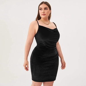 Robe de cocktail élégante en velours noir grande taille avec col bénitier et coupe slim