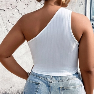 Haut court asymétrique blanc en tricot côtelé pour femme avec jean bleu vue de dos