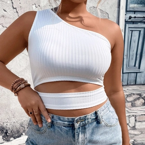 Détail d'un crop top blanc en maille côtelée à une épaule avec découpes à la taille