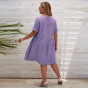 Elegante abito babydoll viola con tessuto strutturato e maniche a volant da donna