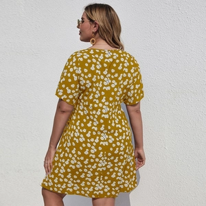 Vue latérale d'une robe trapèze jaune à fleurs marguerites avec manches courtes