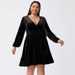 Plus size black velvet V-neck party dress with long sleeves and pleated skirt