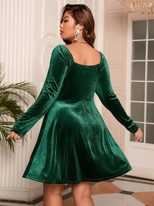 Robe élégante trapèze en velours vert forêt avec manches longues et col carré