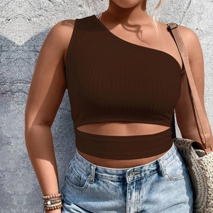 Gros plan sur un crop top en maille côtelée marron avec découpe et épaule dénudée