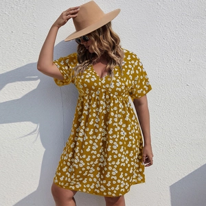 Détail de robe jaune à imprimé marguerites avec col en V et tissu en mousseline légère