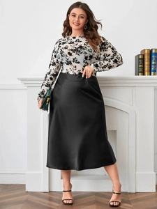 Elegante gonna a trapezio in raso nero taglie forti con camicetta floreale bianco e nero