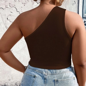 Vue arrière d'un crop top asymétrique en maille côtelée marron chocolat à une seule épaule