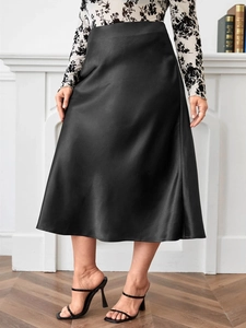 Elegante gonna longuette in raso nero a vita alta con taglio ad A per feste e party