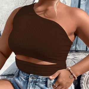 Détail du crop top en maille côtelée marron foncé avec épaule dénudée et découpe
