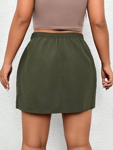 Minigonna a trapezio verde militare da donna con vita elastica vista dal retro