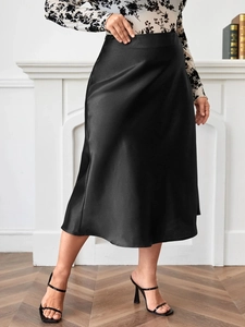 Elegante gonna midi in raso nero a vita alta con finitura lucida perfetta per feste