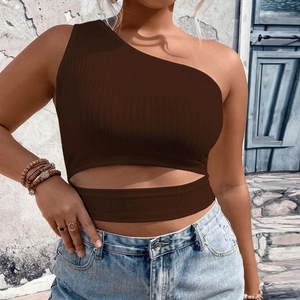 Détail du crop top en tricot côtelé marron foncé avec coupe asymétrique évidée