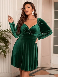 Robe longue en velours vert foncé avec col en V, taille ajustée et ourlet évasé