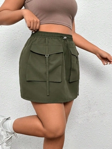 Dettaglio della minigonna cargo verde militare con vita elastica a coulisse e grandi tasche