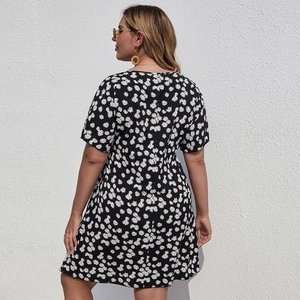 Vue détaillée d'une robe d'été grande taille avec imprimé marguerites blanches sur noir