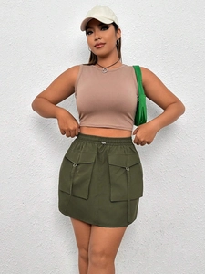 Minigonna cargo verde militare con coulisse elastica in vita e tasche laterali a patta