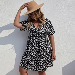 Détail de robe d'été noire avec imprimé marguerites blanches et texture de tissage