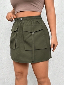 Minigonna cargo verde militare con vita elastica a coulisse e tasche utility alla moda