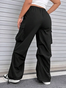 Pantaloni cargo neri da donna con vita elastica e tasche laterali stile street