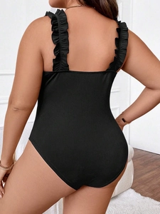 Schmal geschnittener schwarzer gerippter Body für Damen mit eleganten Rüschenträgern