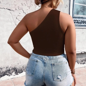 Haut court marron à épaule dénudée en maille côtelée pour un look d'été très tendance