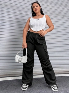 Set da donna con top bianco e pantaloni cargo neri per un look alla moda in stile urban