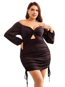 Détail de robe noire à épaules dénudées avec nœud découpé et cordons de serrage réglables