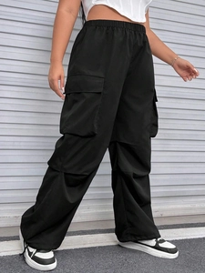 Pantaloni cargo neri da donna con vita elastica e gamba larga per un look casual alla moda