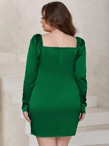 Robe mini en satin vert émeraude à manches longues avec col carré et coupe ajustée