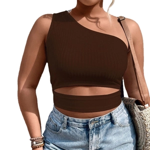 Haut court marron asymétrique en maille côtelée avec découpe à la taille et coupe slim