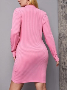 Eng anliegendes rosa Langarm-Strickkleid mit Stehkragen und Rippenmuster in Seitenansicht