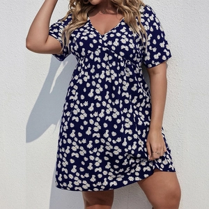 Détail de robe d'été grande taille avec imprimé marguerites blanches sur fond marine