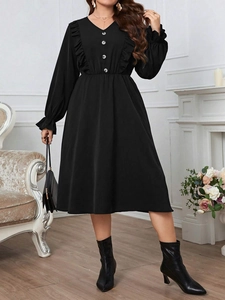 Robe longue noire grande taille avec col en V, manches bouffantes et boutons