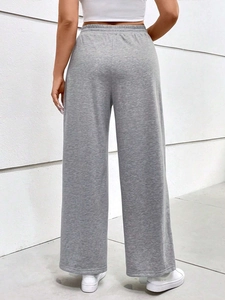 Pantalon de jogging gris grande taille à taille haute et jambe large vue de l'arrière