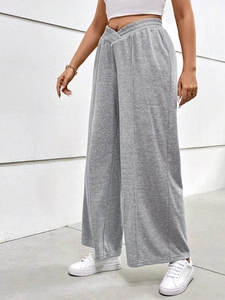 Pantalon large gris clair pour femmes avec une taille élastique en V croisée élégante