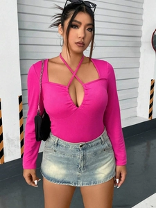 Top fucsia aderente a maniche lunghe con scollo halter e mini gonna in denim