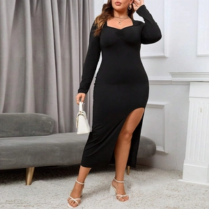Détails d'une robe maxi noire moulante avec encolure carrée et fente latérale sexy