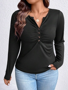 Eng anliegendes schwarzes Langarmshirt aus Rippstrick mit V-Ausschnitt und Knöpfen