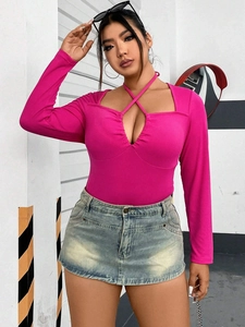 Top aderente rosa lampone a maniche lunghe con scollo all'americana e cut-out