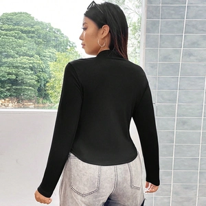 T-shirt nera a coste a maniche lunghe con collo a lupetto da donna vestibilità slim