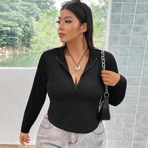 T-shirt nera aderente a coste con maniche lunghe e mezza zip con colletto alto da donna