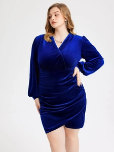 Robe élégante en velours bleu roi avec col en V, manches bouffantes et détails plissés