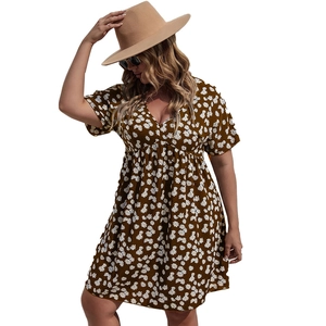 Robe d'été à fleurs marron foncé avec col en V et taille haute pour un style de vacances