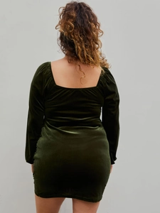 Robe moulante en velours vert foncé à manches longues et élégant décolleté carré au dos