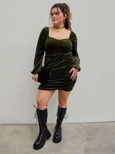 Robe mini élégante en velours vert émeraude avec col carré et manches bouffantes sur modèle