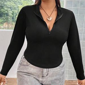 Dettaglio maglia nera a costine a maniche lunghe con colletto a zip e orlo curvo