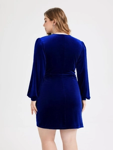 Robe courte élégante en velours bleu roi à manches longues avec taille cintrée pour femme