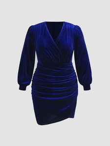Robe élégante en velours bleu roi avec col en V profond, manches lanternes et fronces