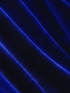 Gros plan sur un tissu en velours bleu roi avec une texture riche et des plis élégants